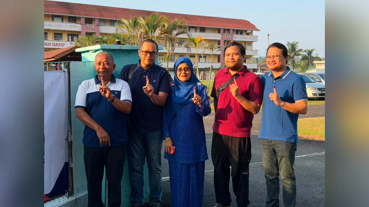 Calon Barisan Nasional bagi Dewan Undangan Negeri (DUN) Endau, Alwiyah Talib selesai menunaikan tanggungjawab mengundi di SK Sawah Dato' pagi ini