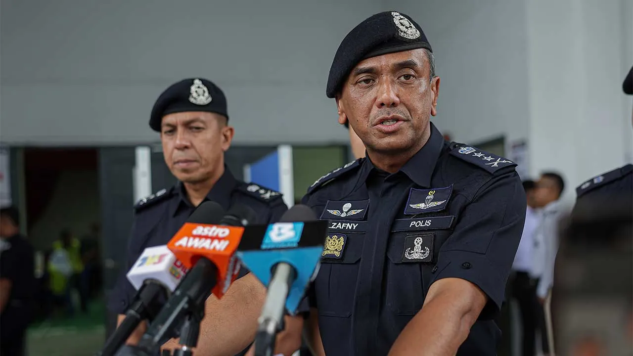 NILAI, 28 Julai -- Ketua Polis Negeri Sembilan Datuk Alzafny Ahmad bercakap kepada media selepas meninjau suasana pengundian awal sempena Pilihan Raya Negeri (PRN) Negeri Sembilan ke-16 di Ibu Pejabat Polis Daerah (IPD) Nilai, hari ini.  -- fotoBERNAMA (2026) HAK CIPTA TERPELIHARA  NILAI, July 28 -- Negeri Sembilan Police Chief Datuk Alzafny Ahmad speaks to the media after inspecting the early voting process for the 16th Negeri Sembilan state election at the Nilai District Police Headquarters (IPD) today.  