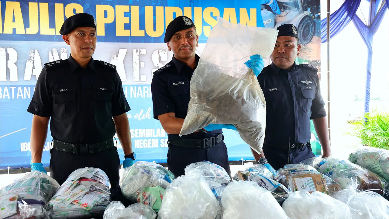 SEREMBAN, 9 Julai -- Ketua Polis Negeri Sembilan Datuk Alzafny Ahmad menunjukkan pelbagai dadah yang dirampas selepas sidang media sempena Majlis Pelupusan Barang Kes Dadah di perkarangan Ibu Pejabat Polis Kontinjen Negeri Sembilan hari ini.  --fotoBERNAMA