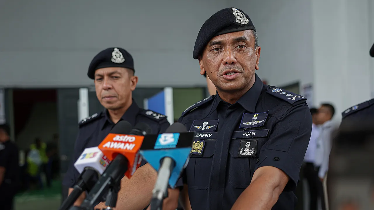 NILAI, 28 Julai -- Ketua Polis Negeri Sembilan Datuk Alzafny Ahmad bercakap kepada media selepas meninjau suasana pengundian awal sempena Pilihan Raya Negeri (PRN) Negeri Sembilan ke-16 di Ibu Pejabat Polis Daerah (IPD) Nilai, hari ini.  -- fotoBERNAMA 