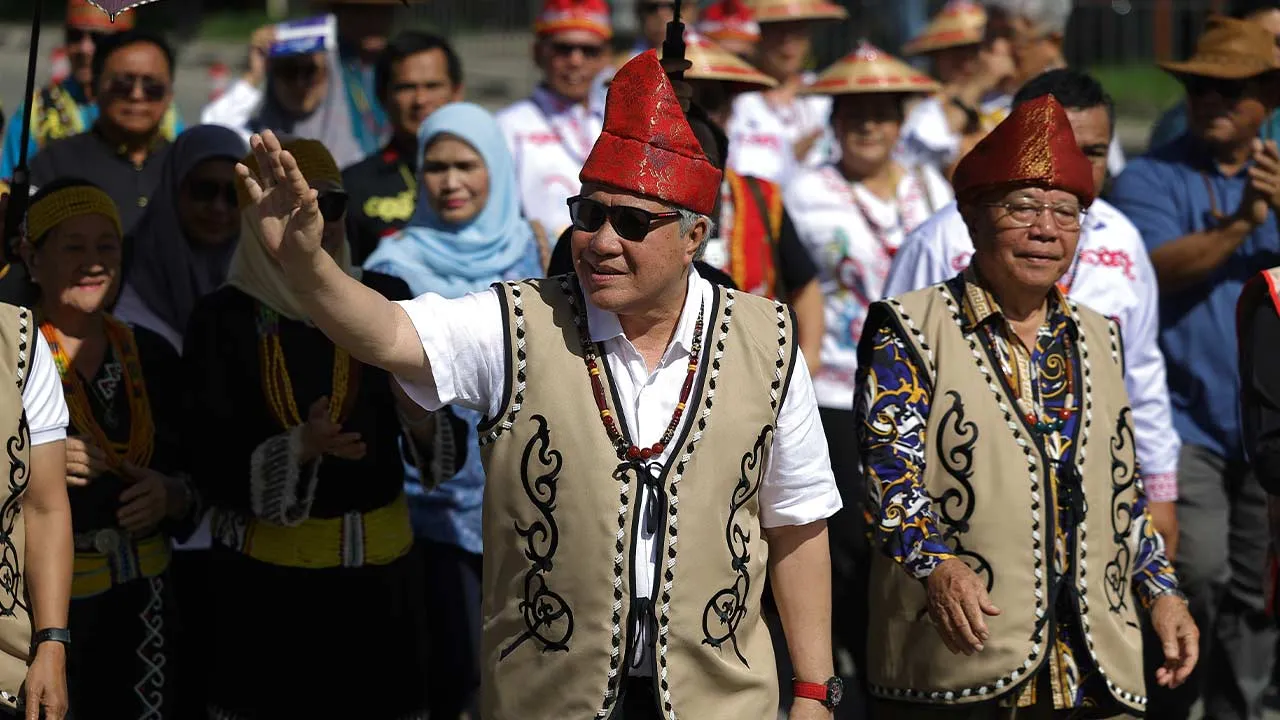 LAWAS, 4 Julai -- Timbalan Premier Sarawak Datuk Amar Awang Tengah Ali Hasan tiba d Pesta Irau Aco Lun Bawang di Dataran Bandar Lawas, hari ini.  -- fotoBERNAMA (2026) HAKCIPTA TERPELIHARA