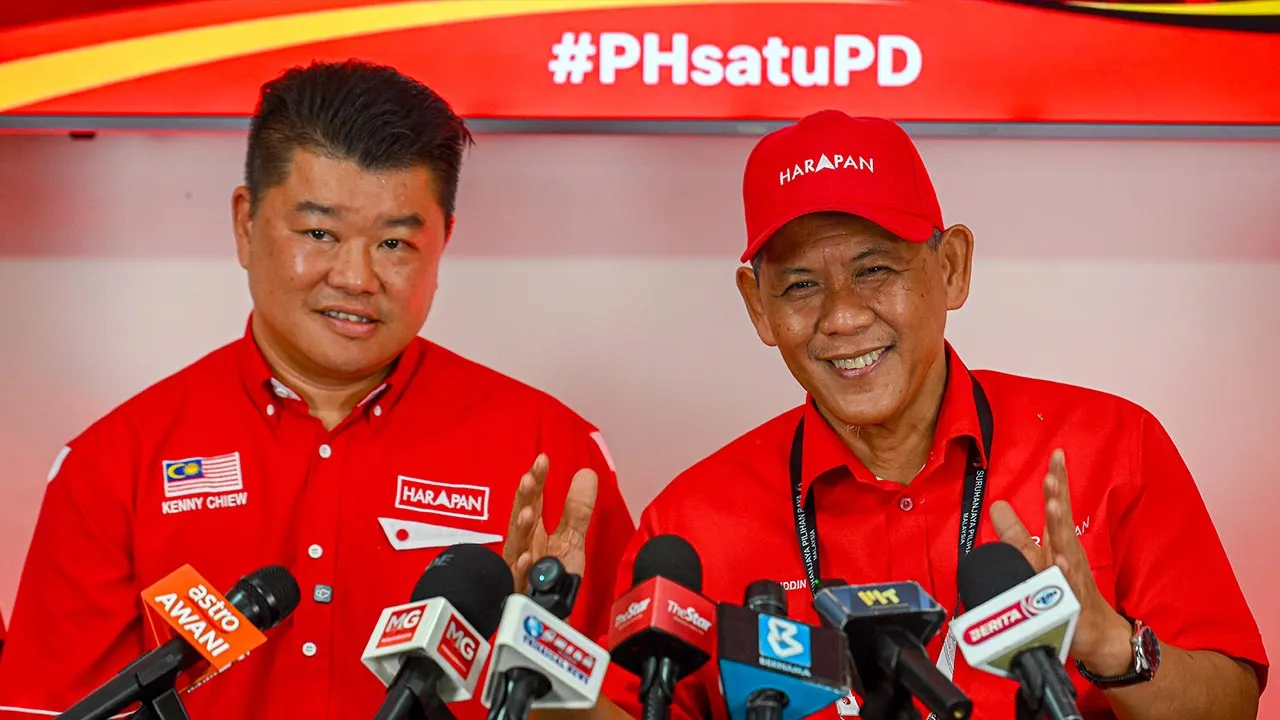 PORT DICKSON, 20 Julai -- Pengerusi Pakatan Harapan (PH) yang juga calon Dewan Undangan Negeri (DUN) N.32 Linggi, Datuk Seri Aminuddin Harun (kanan), menjawab pertanyaan wartawan pada sidang media berhubung penjelasan mengenai pemilihan calon PH bagi DUN Chuah di sebuah hotel, hari ini.  Turut hadir, Timbalan Ketua Cabang PKR Port Dickson, Datuk Kenny Chiew Chi Kin (kiri).  --fotoBERNAMA (2026) HAK CIPTA TERPELIHARA