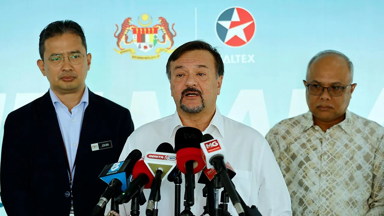 PUTRAJAYA, 1 Julai -- Menteri Kewangan II Datuk Seri Amir Hamzah Azizan bercakap pada sidang media semasa mengadakan lawatan ke sebuah stesyen minyak di Presint 8 bagi melihat pelaksanaan BUDI MADANI Diesel hari ini.  Turut hadir Ketua Setiausaha Perbendaharaan Tan Sri Johan Mahmood Merican (kiri) dan Ketua Setiausaha Kementerian Perdagangan Dalam Negeri (KPDN) Datuk Seri Mohd Sayuthi Bakar (kanan).  --fotoBERNAMA (2026) HAK CIPTA TERPELIHARA