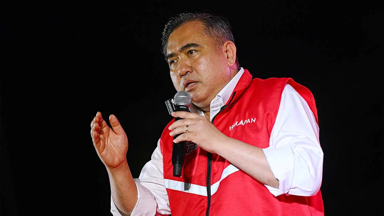 SEREMBAN, 22 Julai -- Setiausaha Agung DAP Anthony Loke berucap ketika membantu calon Pakatan Harapan (PH) bagi Dewan Undangan Negeri (DUN) N.12 Temiang berkempen di Temiang, hari ini.  DUN N.12 Temiang menyaksikan pertandingan tiga penjuru antara calon Pakatan Harapan (PH) Ho Weng Wah, calon Barisan Nasional (BN) Leaw Kok Chan dan calon BERSATU Fazly Hamid pada Pilihan Raya Negeri (PRN) Negeri Sembilan Ke-16.  --fotoBERNAMA (2026) HAK CIPTA TERPELIHARA