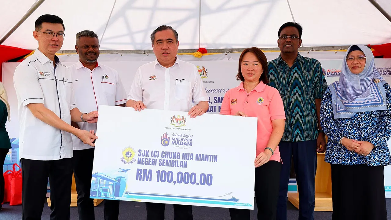 NILAI, 16 Julai -- Menteri Pengangkutan Anthony Loke (tiga, kiri) ketika menyampaikan replika cek kepada Sekolah Jenis Kebangsaan (Cina) Chung Hua Mantin pada Majlis Peluncuran Program Kampung Angkat MADANI 2026 Jabatan Pengangkutan Jalan di Balai Raya Kampung Mantin Dalam hari ini.  --fotoBERNAMA (2026) HAK CIPTA TERPELIHARA