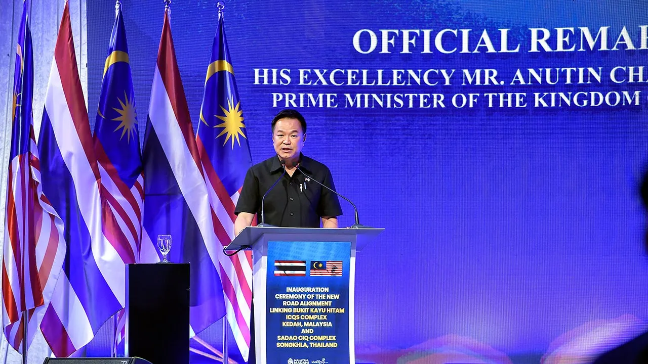 BUKIT KAYU HITAM, 10 Julai -- Perdana Menteri Thailand Anutin Charnvirakul menyampaikan ucaptama pada Majlis Perasmian Jajaran Jalan Baharu Menghubungkan Kompleks Imigresen, Kastam, Kuarantin dan Keselamatan (ICQS) Bukit Kayu Hitam dengan Kompleks Kastam, Imigresen dan Kuarantin (CIQ) Sadao, Thailand, hari ini.  --fotoBERNAMA (2026) HAK CIPTA TERPELIHARA