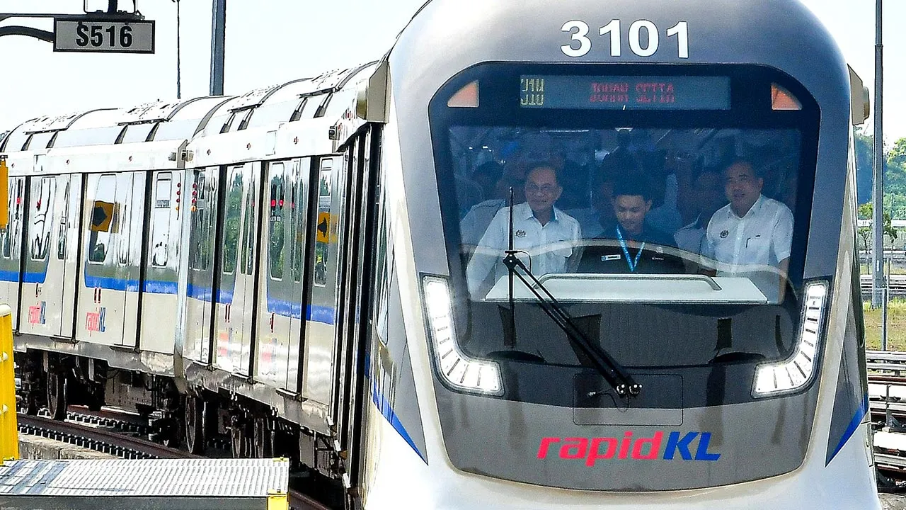 KLANG, 28 Jun -- Perdana Menteri Datuk Seri Anwar Ibrahim (kiri) bersama Menteri Pengangkutan Anthony Loke Siew Fook (kanan) menaiki tren Transit Aliran Ringan 3 (LRT3) dari Stesen Sri Andalas ketika hadir pada Majlis Peluncuran Laluan Shah Alam di Depoh Johan Setia, Klang hari ini.  --fotoBERNAMA (2026) HAK CIPTA TERPELIHARA