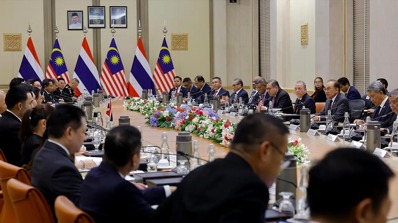 PUTRAJAYA, 9 Julai -- Perdana Menteri Datuk Seri Anwar Ibrahim mengadakan mesyuarat dua hala bersama Perdana Menteri Thailand Anutin Charnvirakul, sempena lawatan rasmi dua hari beliau ke Malaysia di Bangunan Perdana Putra hari ini.  --fotoBERNAMA (2026) HAK CIPTA TERPELIHARA