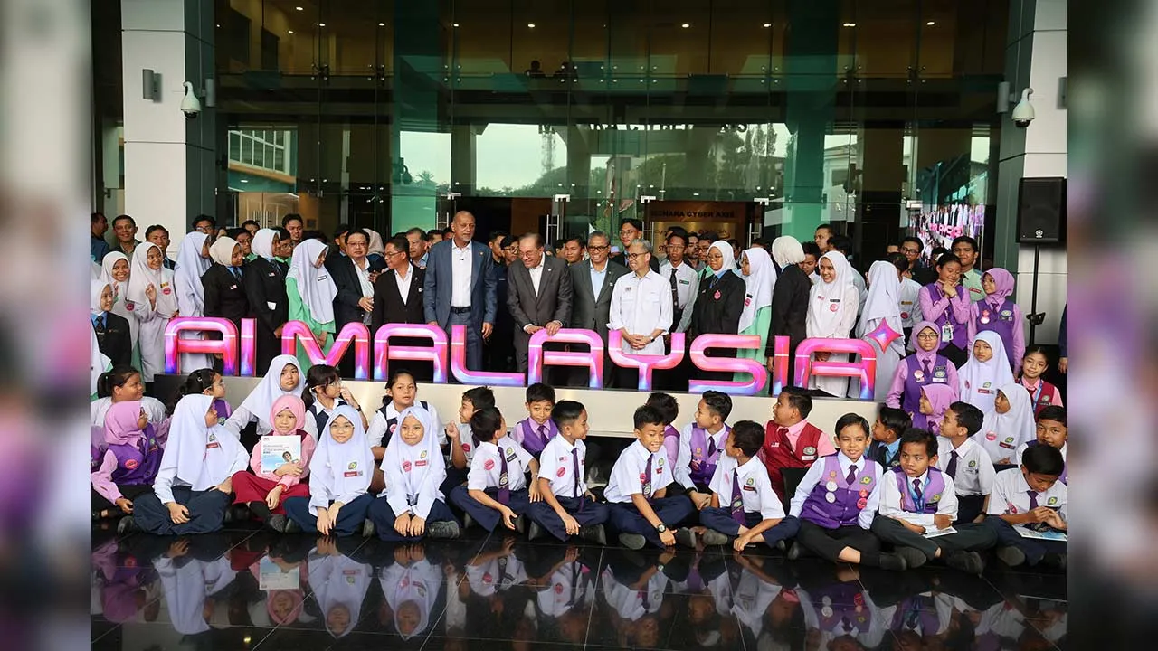 CYBERJAYA, 28 Julai -- Perdana Menteri Datuk Seri Anwar Ibrahim (tengah) bergambar kenangan bersama murid pada Majlis Peluncuran AI Malaysia di Menara Cyber Axis, hari ini.  Turut kelihatan Menteri Digital Gobind Singh Deo, Menteri Komunikasi Datuk Seri Fahmi Fadzil dan Ketua Setiausaha Negara Tan Sri Shamsul Azri Abu Bakar.  --fotoBERNAMA (2026) HAK CIPTA TERPELIHARA