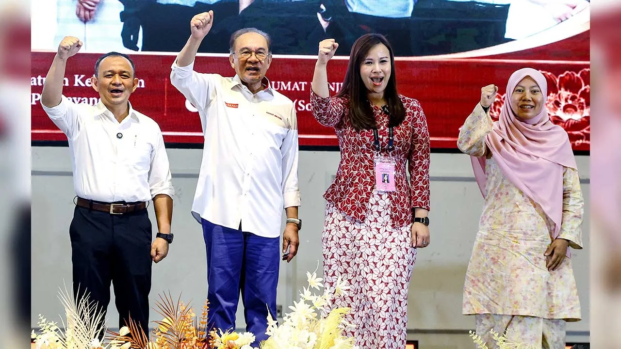 JOHOR BAHRU, 4 Julai -- Perdana Menteri Datuk Seri Anwar Ibrahim (dua, kiri) bergambar dengan calon-calon Pakatan Harapan bagi kerusi Dewan Undangan Negeri (DUN) N40 Tiram, Nor Zulaila Abd Ghani (kanan), N41 Puteri Wangsa, Dr Maszlee Malik (kiri) dan N43 Permas, Teo Siew Hui (dua, kanan) pada Majlis Makan Malam dan Dialog PMX Bersama Masyarakat Cina di Eco Spring di sini hari ini.
