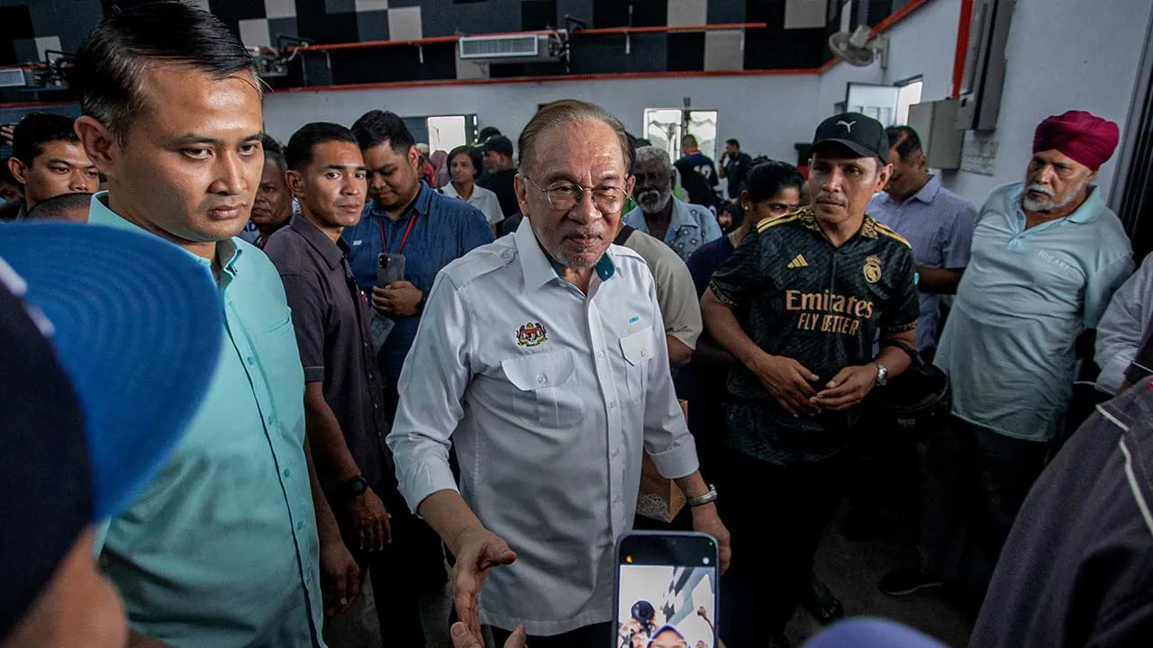 IPOH, 19 Julai -- Perdana Menteri Datuk Seri Anwar Ibrahim beramah mesra bersama orang ramai yang hadir pada program MADANI KITA di Dewan Komuniti Taman Perpaduan, hari ini.  --fotoBERNAMA (2026) HAK CIPTA TERPELIHARA