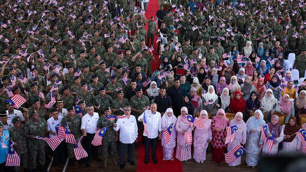GEMAS, 27 Julai -- Perdana Menteri Datuk Seri Anwar Ibrahim (tengah) dan isteri Datuk Seri Dr Wan Azizah Wan Ismail bersama pegawai dan anggota tentera mengibarkan Jalur Gemilang sambil menyanyikan lagu Jalur Gemilang pada Program Semarak Kenegaraan di Kem Syed Sirajuddin, hari ini.  --fotoBERNAMA (2026) HAK CIPTA TERPELIHARA