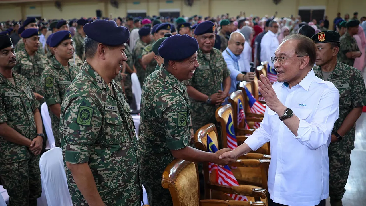 GEMAS, 27 Julai -- Perdana Menteri Datuk Seri Anwar Ibrahim (depan, kanan) meluangkan masa beramah mesra bersama pegawai dan anggota tentera semasa hadir pada Program Semarak Kenegaraan di Kem Syed Sirajuddin, hari ini.  --fotoBERNAMA (2026) HAK CIPTA TERPELIHARA