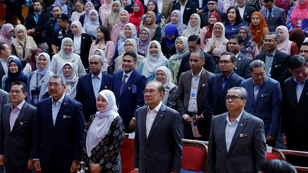 PUTRAJAYA, 28 Julai -- Perdana Menteri Datuk Seri Anwar Ibrahim hadir ke Majlis Perjumpaan Perdana Menteri Bersama Warga Kementerian Pendidikan di Putrajaya hari ini.  Turut sama, Menteri Pendidikan Fadhlina Sidek, Ketua Setiausaha Negara Tan Sri Shamsul Azri Abu Bakar dan Ketua Pengarah Perkhidmatan Awam Tan Sri Wan Ahmad DahlanAbdul Aziz.  --fotoBERNAMA (2026) HAK CIPTA TERPELIHARA