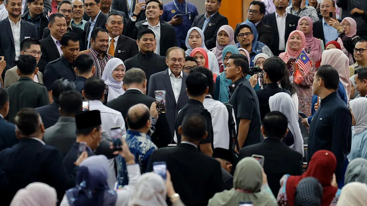 PUTRAJAYA, 28 Julai -- Perdana Menteri Datuk Seri Anwar Ibrahim hadir ke Majlis Perjumpaan Perdana Menteri Bersama Warga Kementerian Pendidikan di Putrajaya hari ini. Turut sama, Menteri Pendidikan Fadhlina Sidek.  --fotoBERNAMA (2026) HAK CIPTA TERPELIHARA
