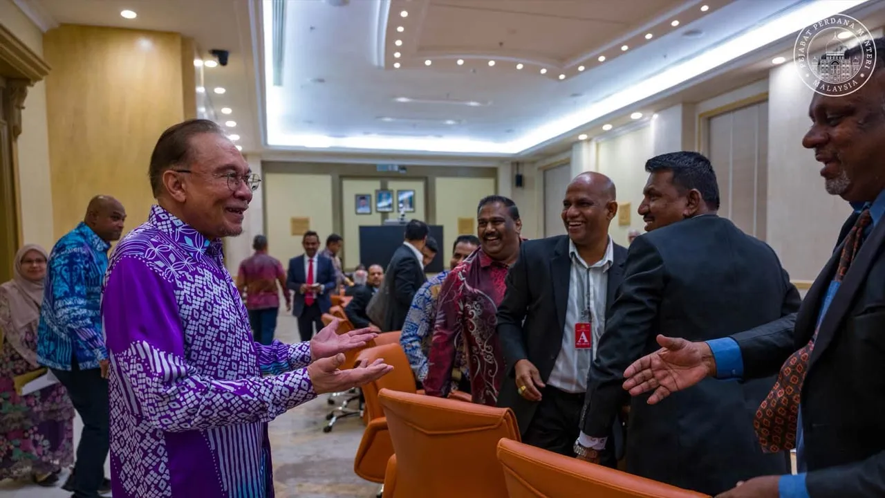 Dalam pertemuan bersama ketua-ketua masyarakat India hari ini, saya menegaskan bahawa agenda pemerkasaan mesti memberi keutamaan kepada pendidikan yang berkualiti, kebajikan yang menyeluruh, peningkatan kemahiran serta penyediaan peluang pekerjaan yang lebih baik.  -- FB Anwar Ibrahim