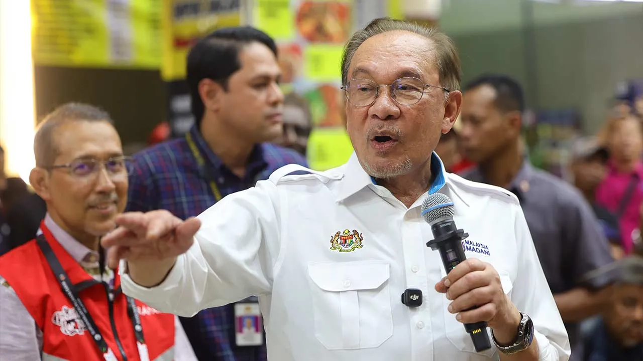SEREMBAN, 22 Julai -- Perdana Menteri merangkap Pengerusi Pakatan Harapan (PH) Datuk Seri Anwar Ibrahim ketika berucap pada Program Santai Petang Warga Ampangan di Medan Selera Ampangan hari ini.  --fotoBERNAMA (2026) HAK CIPTA TERPELIHARA
