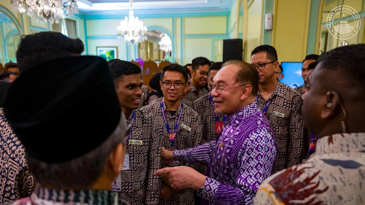 Sewaktu bertemu para kadet Pegawai Tadbir dan Diplomatik (PTD) yang sedang mengikuti  Program Diploma Pascasiswazah Pengurusan Awam, saya tekankan bahawa amanah sebagai penjawat awam menuntut integriti, kecekapan, keberanian melakukan perubahan serta iltizam untuk sentiasa meletakkan kepentingan rakyat dan negara mengatasi segala-galanya. -- FB Anwar Ibrahim