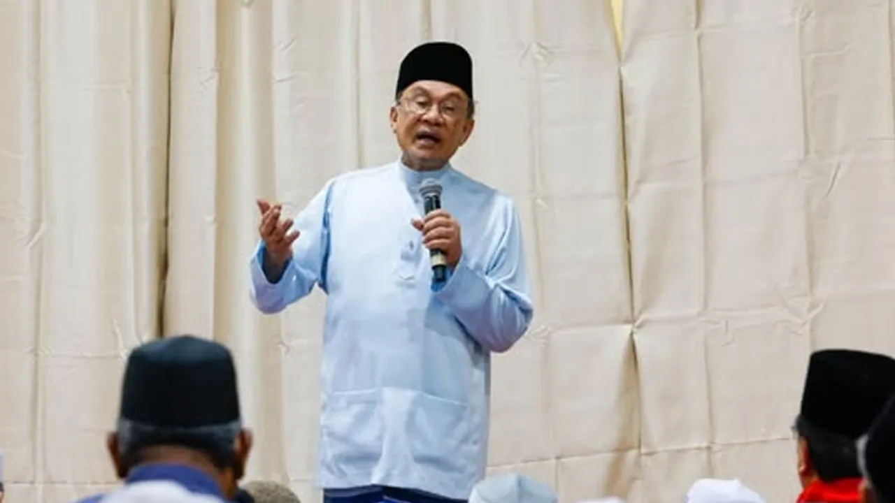 #NegeriSembilan Perdana Menteri Datuk Seri Anwar Ibrahim ketika hadir pada program Munajat Perdana di Dewan Orang Ramai Linggi, Port Dickson hari ini. Turut sama, calon Pakatan Harapan bagi kerusi Dewan Undangan Negeri (DUN) N.32 Linggi Datuk Seri Aminuddin Harun. 