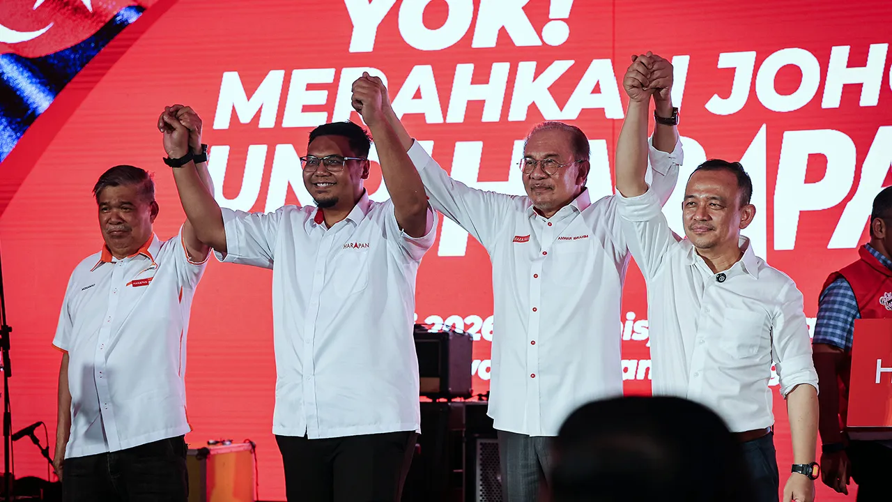 JOHOR BAHRU, 9 Julai -- Perdana Menteri Datuk Seri Anwar Ibrahim (dua, kanan) pada program “Yok! Merahkan Johor! Undi Harapan” di Padang Awam Taman Pelangi Indah, di sini, malam ini.  Turut serta, Presiden Amanah Datuk Seri Mohamad Sabu (kiri), calon Pakatan Harapan (PH) Dewan Undangan Negeri (DUN) Kempas Muhammad Faezuddin Mohd Puad (dua, kiri) dan calon PH DUN Puteri Wangsa Dr Maszlee Malik (kanan).  --fotoBERNAMA (2026) HAK CIPTA TERPELIHARA