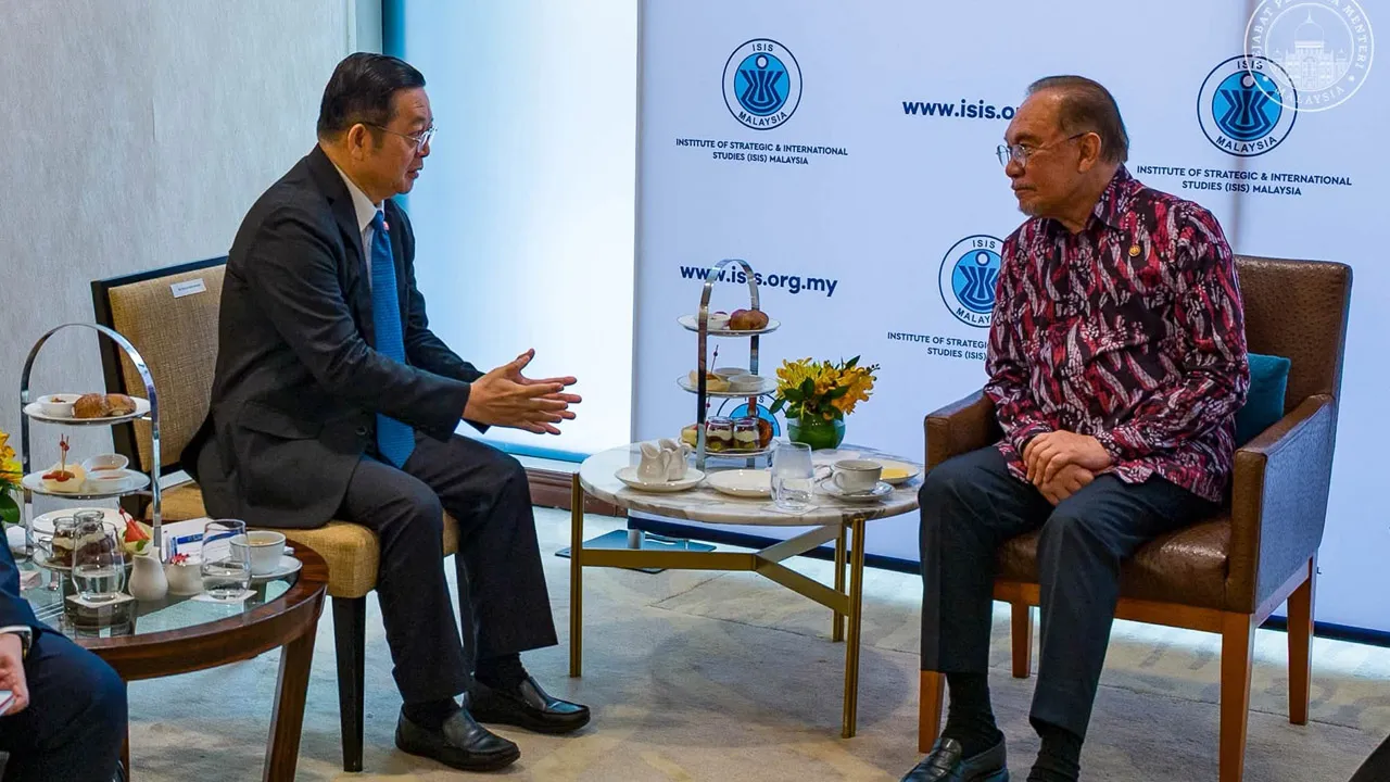 Saya kemudiannnya menerima kunjungan Setiausaha Agung Boao Forum for Asia (BFA), Zhang Jun, bagi bertukar pandangan mengenai landskap serantau dan global yang semakin mencabar._FB Anwar Ibrahim