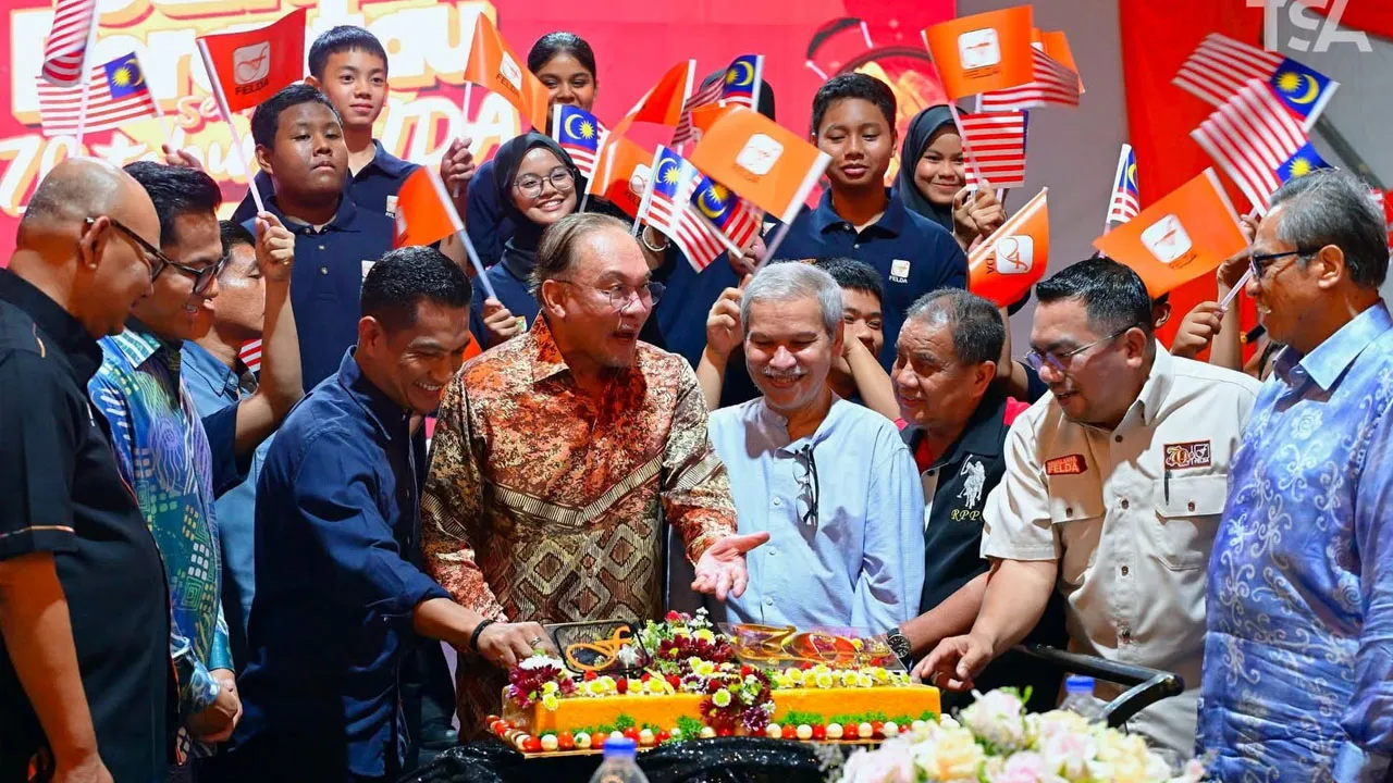 Sebelum ini saya hadir bersama warga FELDA di sambutan Hari Peneroka, malam ini saya sekali lagi berpeluang bersama keluarga besar FELDA dalam Program Santai Perantau Sempena 70 Tahun FELDA yang disempurnakan oleh YAB Perdana Menteri. Melihat ribuan warga perantau kembali berhimpun dalam suasana penuh mesra benar-benar mengingatkan bahawa walau sejauh mana langkah membawa kita, akar dan asal usul tidak pernah hilang daripada jiwa._FB Shamsul Azri bin Abu Bakar﻿