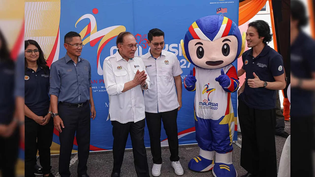 SEREMBAN, 22 Julai -- Perdana Menteri Datuk Seri Anwar Ibrahim bersama Menteri Belia dan Sukan Dr Mohammed Taufiq Johari bergambar bersama maskot rasmi Sukan SEA ke-34 dan Sukan Para Asean ke-14 yang dikenali sebagai "Tuah" pada program Jelajah Rakan Muda @ Paroi Negeri Sembilan 2026 di Kompleks Belia dan Sukan Negeri Sembilan hari ini.  --fotoBERNAMA (2026) HAK CIPTA TERPELIHARA