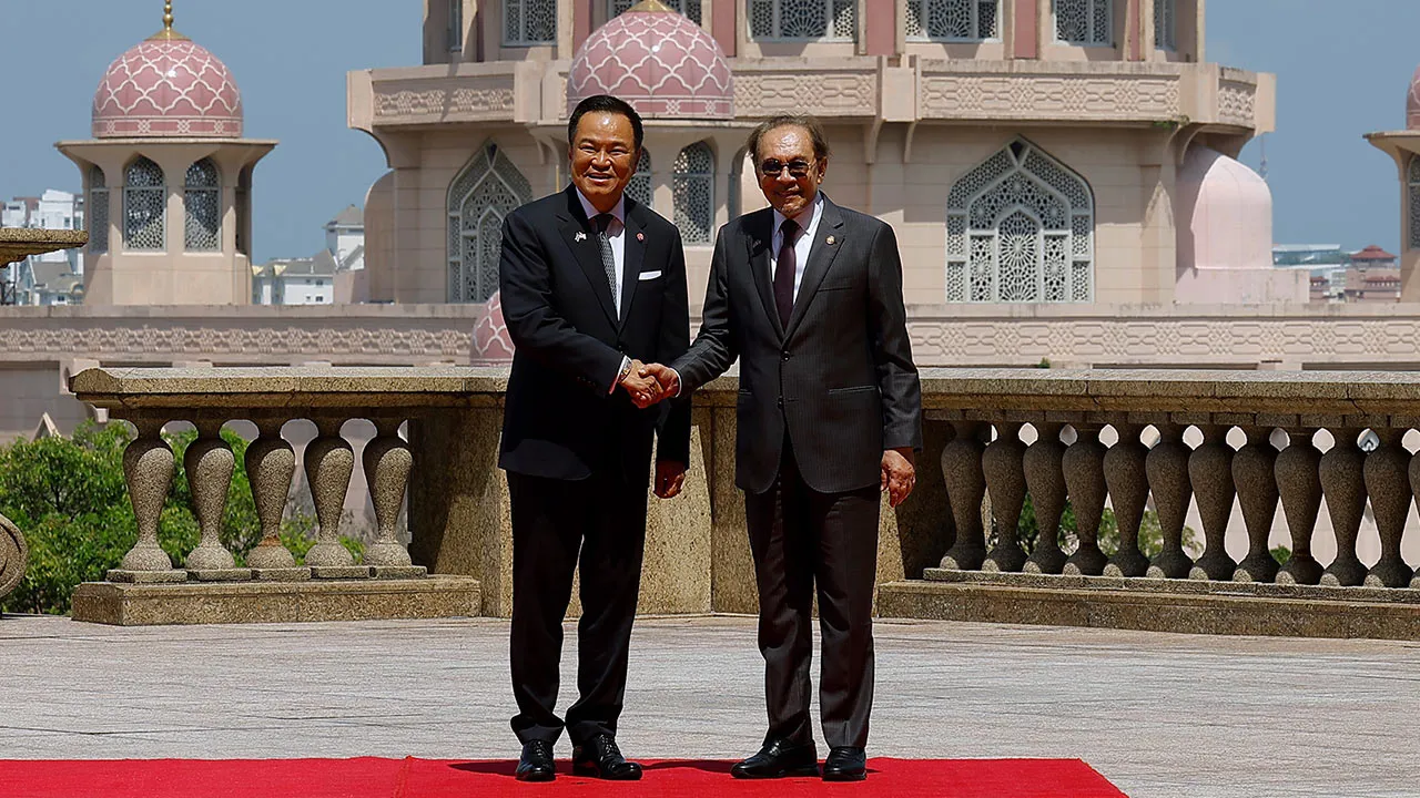 PUTRAJAYA, July 9 -- Prime Minister Datuk Seri Anwar Ibrahim (right) with his Thai counterpart, Anutin Charnvirakul, during a courtesy call in conjunction with the latter’s two-day official visit to Malaysia at the Perdana Putra Building today.  -- fotoBERNAMA