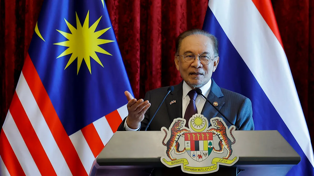 PUTRAJAYA, 9 Julai -- Perdana Menteri Datuk Seri Anwar Ibrahim menyampaikan kenyataan bersama selepas pertemuan dua hala dengan Perdana Menteri Thailand Anutin Charnvirakul di Bangunan Perdana Putra hari ini. --fotoBERNAMA 