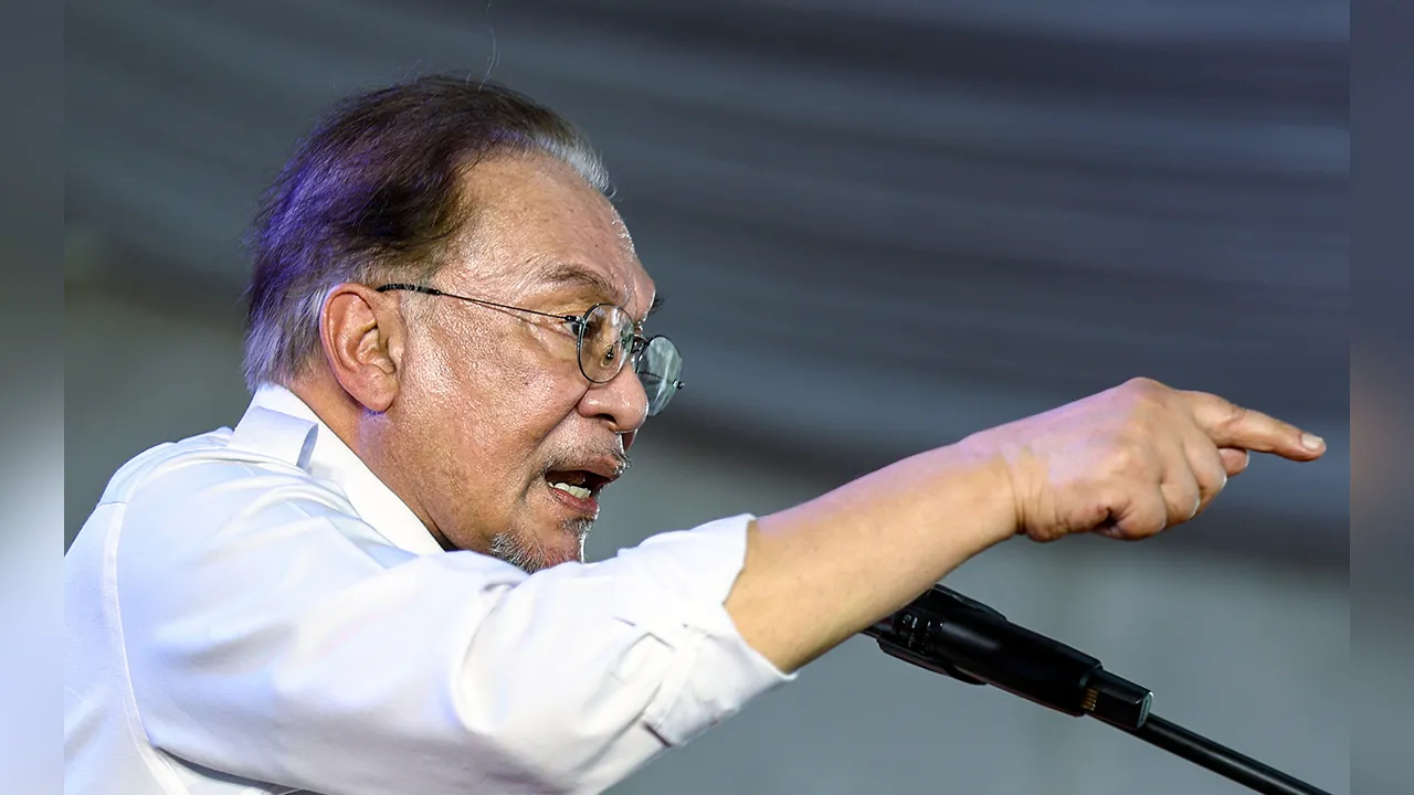 KULAI, 4 Julai -- Perdana Menteri Datuk Seri Anwar Ibrahim berucap pada Program Kita Genk Madani Johor di Kulai di sini hari ini.  --fotoBERNAMA