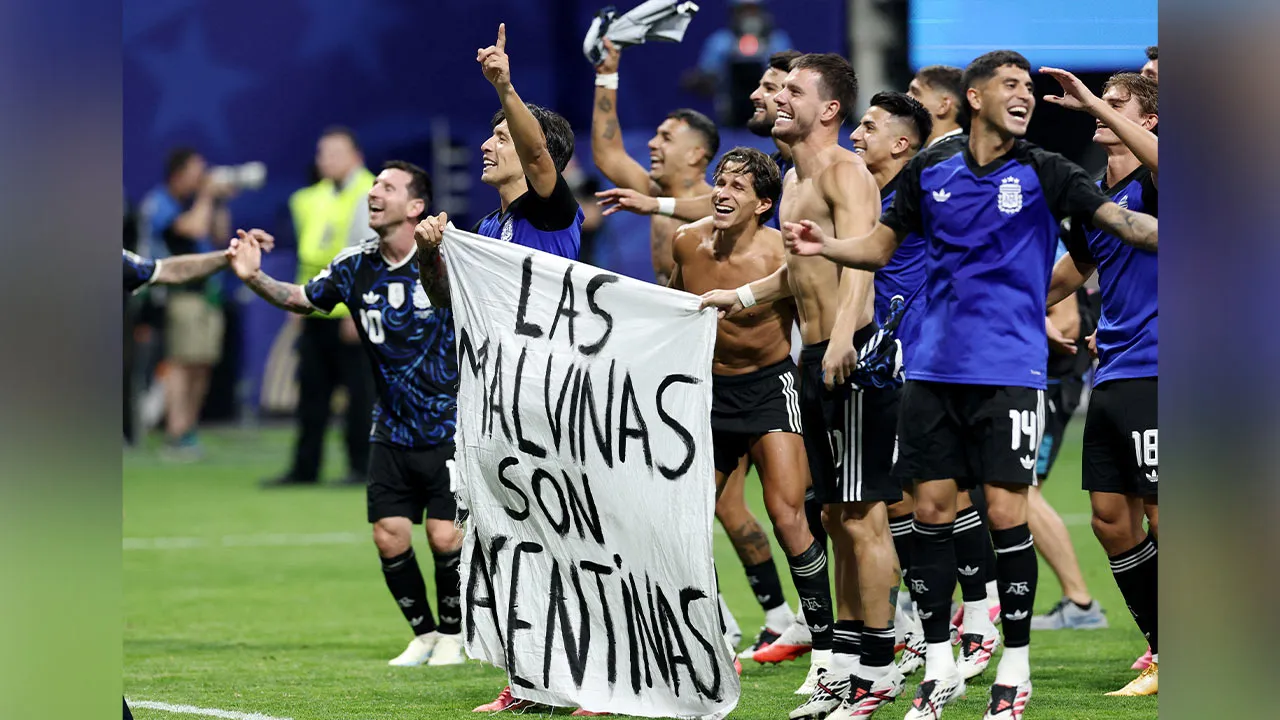 Soccer Football - FIFA World Cup 2026 - Semi Final - England v Argentina - Atlanta Stadium, Atlanta, Georgia, U.S. - July 15, 2026 Argentina's Lisandro Martinez and Giovani Lo Celso celebrate with a Falkland Islands related banner after the match as Argentina qualify for the final of the World Cup REUTERS/Amanda Perobelli TPX IMAGES OF THE DAY