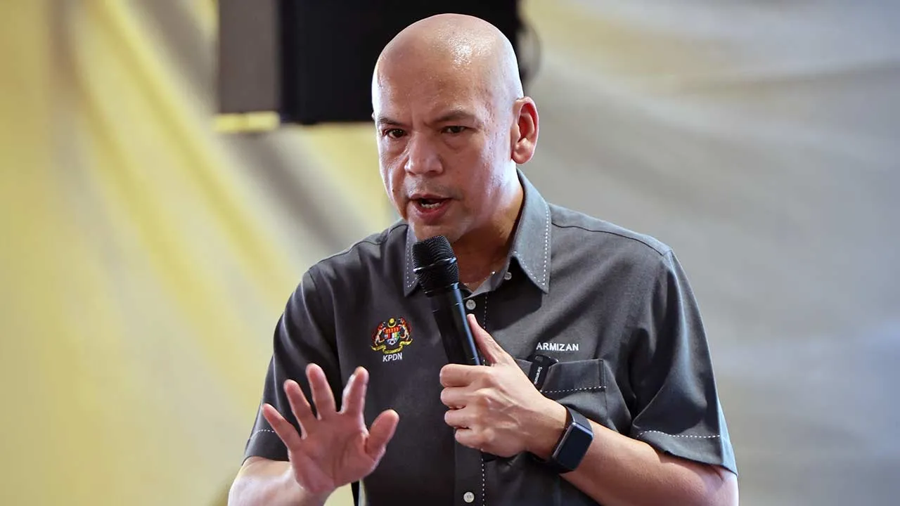 KUALA PENYU, 18 Julai -- Menteri Perdagangan Dalam Negeri dan Kos Sara Hidup Datuk Armizan Mohd Ali ketika berucap pada Pelancaran Projek Kampung Angkat MADANI di Kampung Sekalong Menumbok hari ini.  -- fotoBERNAMA (2026) HAK CIPTA TERPELIHARA.   KUALA PENYU, July 18 -- Domestic Trade and Cost of Living Minister Datuk Armizan Mohd Ali delivers his speech at the launch of the MADANI Adopted Village Project at Kampung Sekalong, Menumbok, today.  -- fotoBERNAMA (2026) COPYRIGHT RESERVED