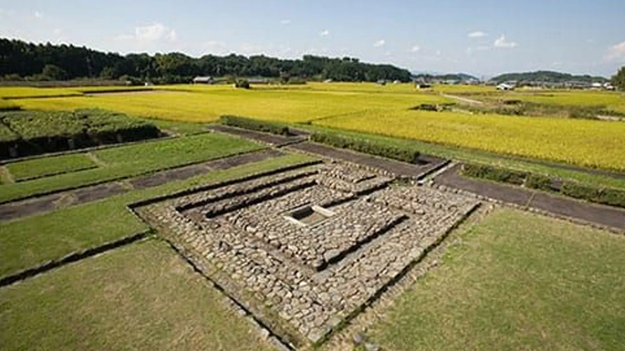 The Asuka Palace Site is the remains of four palaces constructed in the 7th century: Asuka Okamoto-no-miya Palace, Asuka Itabuki-no-miya Palace, Nochi-no-Asuka Okamoto-no-miya Palace, and Asuka Kiyomihara-no-miya Palace. From the layout of the buildings, it is known that the palace was a place for official ceremonies and government affairs and a private residence. Government offices were dispersed inside and outside the palace and were not centralized within the palace. _asuka-fujiwara.jp