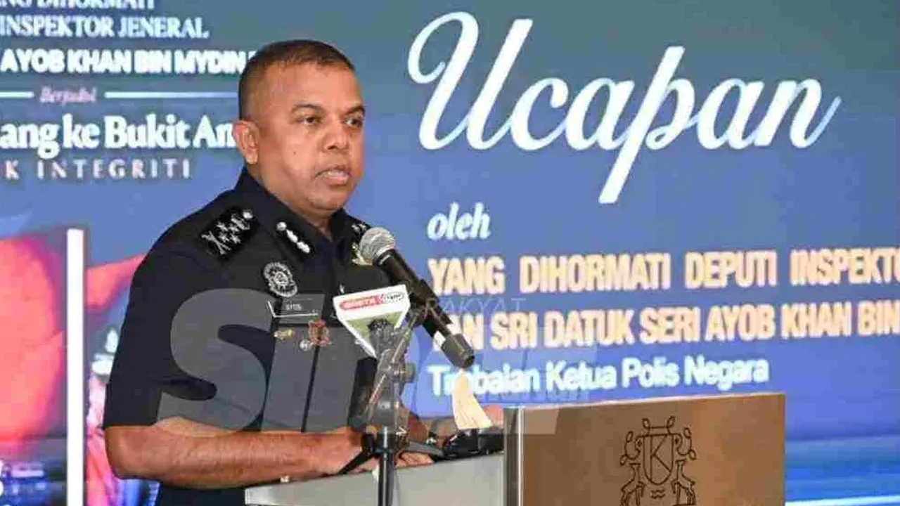 Ayob Khan dalam sidang akhbar selepas majlis pelancaran buku biografinya, pada Khamis. -- SINAR HARIAN