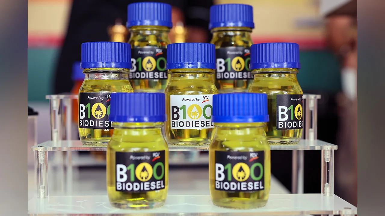 MARAN, 7 Julai -- Minyak biodiesel B100 FGV dipamerkan Sambutan Hari Peneroka dan 70 Tahun Felda di Stadium Tun Abdul Razak, Jengka hari ini.B100 dihasilkan oleh FGV Holdings Berhad merupakan biodiesel tulen yang dihasilkan daripada sumber boleh diperbaharui dan ia merupakan satu langkah ke arah tenaga yang lebih bersih, mampan dan mesra alam demi masa depan yang lebih hijau. -- fotoBERNAMA (2026) HAK CIPTA TERPELIHARA