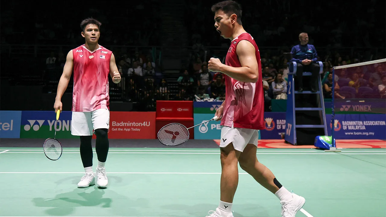 KUALA LUMPUR, 6 Jan -- Pemain lelaki negara Goh Sze Fei dan Nur Izzuddin menentang beregu Denmark Daniel Lundgaard dan Mads Vestergaard pada pusingan pertama Kejohanan Badminton Terbuka Malaysia 2026 di Stadium Axiata Arena hari ini.  Pasangan negara menewaskan pasangan Denmark 21-15, 21-13.  --fotoBERNAMA (2026) HAK CIPTA TERPELIHARA