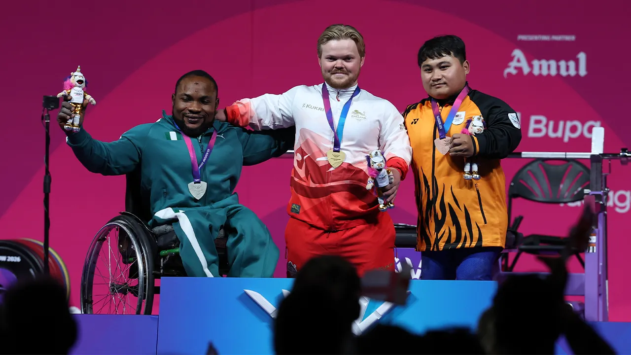 GLASGOW, 24 Julai – Jaguh Para Powerlifting negara Bonnie Bunyau Gustin merangkul pingat gangsa dengan angkatan terbaik 220 KG untuk mengumpul 153.5 mata pada kejohanan Para Powerlifting Lightweight Lelaki sempena temasya Sukan Komanwel Glasgow di SEC Armadillo hari ini.  Pingat Emas, atlet dari England, Mark Swan manakala Pingat perak, atlet dari Nigeria, Roland Izuruike.  --fotoBERNAMA (2026) HAK CIPTA TERPELIHARA   GLASGOW, July 24 -- National para powerlifting champion Bonnie Bunyau Gustin claimed the b