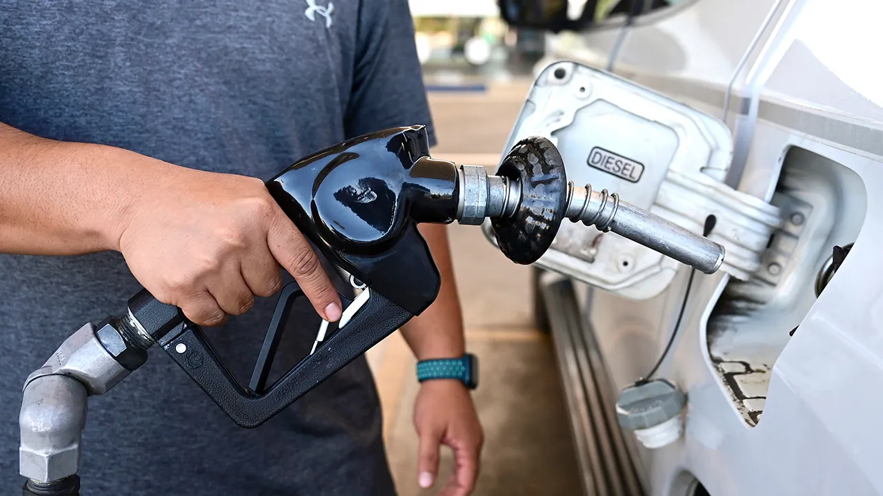 KUALA TERENGGANU, 1 Julai -- Pengguna, Mohd Iffat Mohd Zain, 35, mengisi minyak melalui BUDI MADANI Diesel (BUDI Diesel) bagi menikmati harga subsidi RM2.10 seliter ketika ditemui di Stesen Minyak Petronas Tok Adis hari ini._BERNAMA
