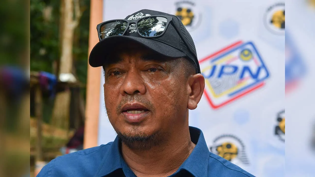 KUALA KRAI, 23 Julai -- Ketua Pengarah Pendaftaran Negara, Datuk Badrul Hisham Alias ditemui pemberita pada Program Menyemai Kasih Rakyat (MEKAR) Penyerahan Dokumen Pengenalan Diri di Kampung Johal, hari ini.  --fotoBERNAMA (2026) HAK CIPTA TERPELIHARA