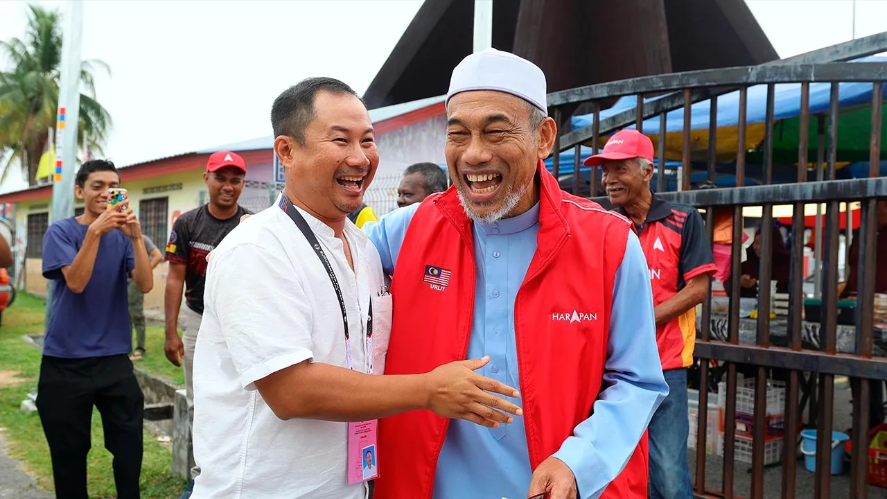 JELEBU, 19 Julai -- Suasana kempen Pilihan Raya Negeri (PRN) Negeri Sembilan di Pasar Minggu Kuala Klawang pagi ini mencuri perhatian apabila penyandang kerusi Dewan Undangan Negeri (DUN) Klawang daripada Pakatan Harapan (PH), Datuk Bakri Sawir (kanan) bertembung dengan sepupunya yang juga calon Perikatan Nasional (PN), Danni Rais, ketika kedua-duanya turun padang bagi meraih sokongan pengundi di kerusi DUN yang sama, hari ini.  --fotoBERNAMA (2026) HAK CIPTA TERPELIHARA
