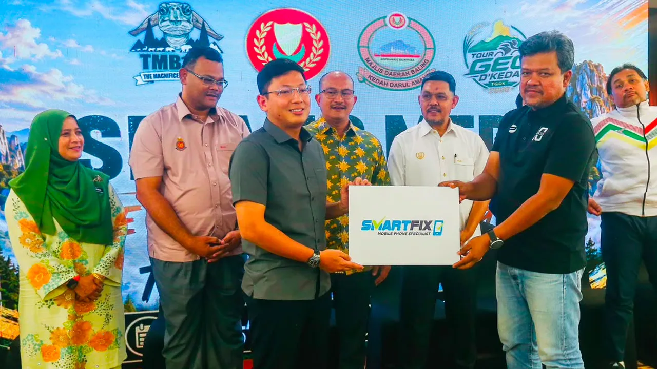 Pengarah Urusan, Smartfix Pro Centre, Muhammad Zulfadhli Taha (tiga kiri) menjadi penaja rasmi Cultural Jam@TMB100 dengan kerjasama Baling Escapade Festival 2026.