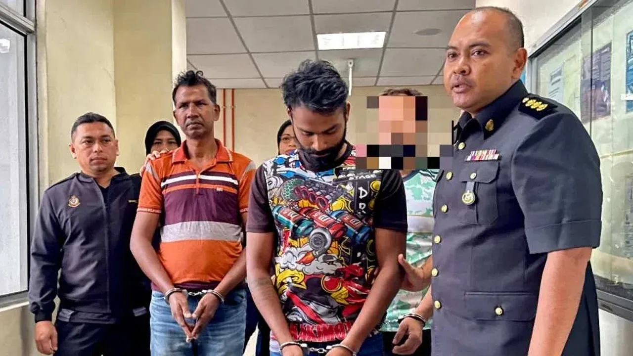 Muhammad Anwar (depan) dan Md Roshidul (dua dari kiri) mengaku bersalah membuat urusan jual beli minyak masak peket seberat 1kg pada 19 Julai lalu. -- SINAR HARIAN