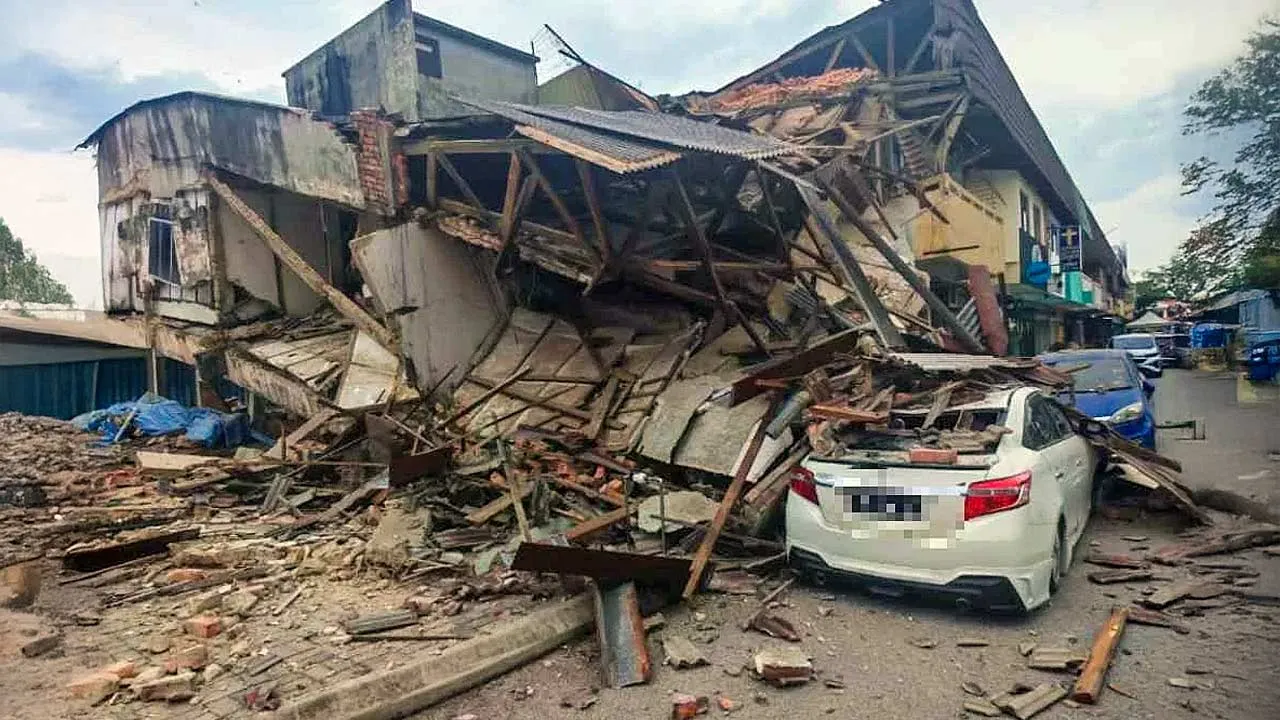 Sebuah bangunan rumah kedai runtuh dan menghempap dua kenderaan di Kota Laksamana.