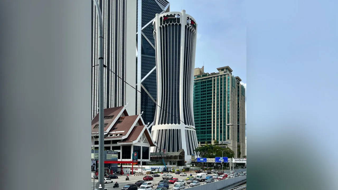 📸 Ibu pejabat Lembaga Tabung Haji (Menara TH Tun Razak) — one of the most unique buildings in KL, designed by Malaysian architect Hijjas Kasturi. (December 2023) 📍 Pedestrian bridge over Jalan Tun Razak near Menara Tan & Tan