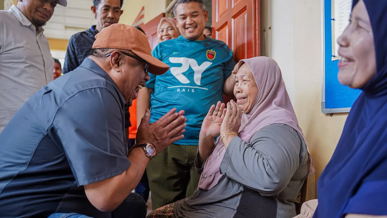 12 Julai 2026 - Hari ini saya turun padang untuk meninjau sendiri keadaan mangsa banjir dan operasi di Pusat Pemindahan Sementara (PPS) iaitu masing-masing 682 mangsa banjir di SK Tanjung Minyak 2 dan 15 mangsa banjir di PPS PERKIM, Masjid Tanah. Melihat sendiri wajah-wajah yang diuji, terutama warga emas, kanak-kanak dan mereka yang uzur, benar-benar menyentuh hati saya.