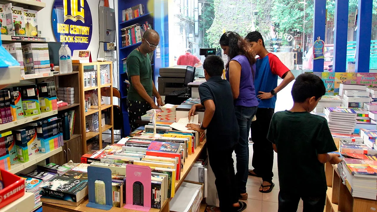 IPOH, 1 Jun -- Hari ini Kerajaan MADANI mengumumkan pemberian baucar buku bernilai RM100 kepada murid sekolah rendah bermula pelajar Tahun 4, pelajar sekolah menengah dan Institusi Pendidikan Tinggi (IPT) di sini hari ini.  Pemberian baucar buku kepada pelajar institusi pengajian tinggi sangat membantu dalam meringankan beban untuk membeli buku rujukan yang sesuai dengan keperluan pengajian.  --fotoBERNAMA (2024) HAKCIPTA TERPELIHARA