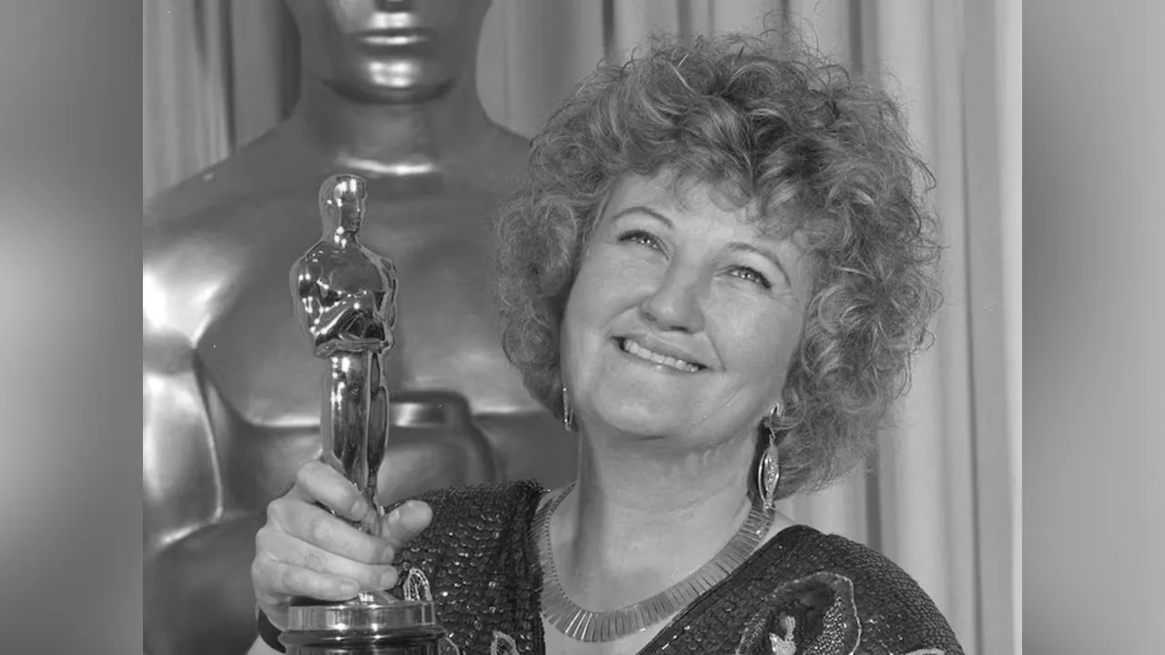 Brenda Fricker holds up her Oscar after winning the Best Supporting Actress category at Academy Awards. March 26, 1990 REUTERS