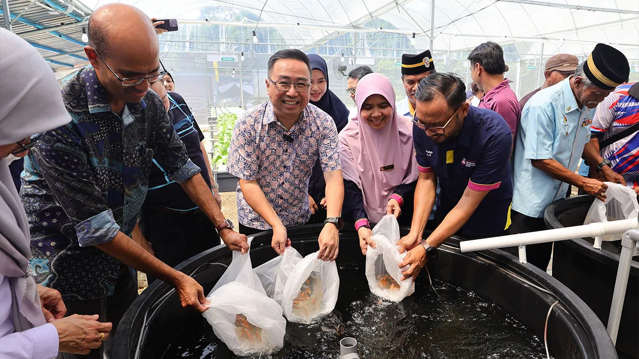 PORT DICKSON, 30 Julai -- Menteri Sains, Teknologi dan Inovasi Datuk Chang Lih Kang melepaskan anak ikan ketika mengadakan lawatan kerja ke projek pertanian akuaponik bersepadu menggunakan tenaga solar dan teknologi Internet Benda (IoT) di Pasir Panjan_BERNAMA