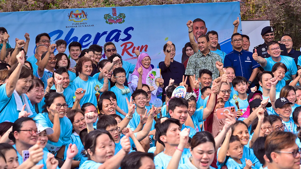 KUALA LUMPUR, 12 Julai -- Isteri Perdana Menteri yang juga Ahli Parlimen Bandar Tun Razak, Datuk Seri Dr Wan Azizah Wan Ismail (tengah) dan Setiausaha Politik Perdana Menteri, Datuk Azman Abidin bergambar bersama para peserta selepas menyempurnakan majlis pelancaran Cheras Family Fun Run di Taman Tasik Permaisuri Cheras hari ini.  --fotoBERNAMA (2026) HAK CIPTA TERPELIHARA