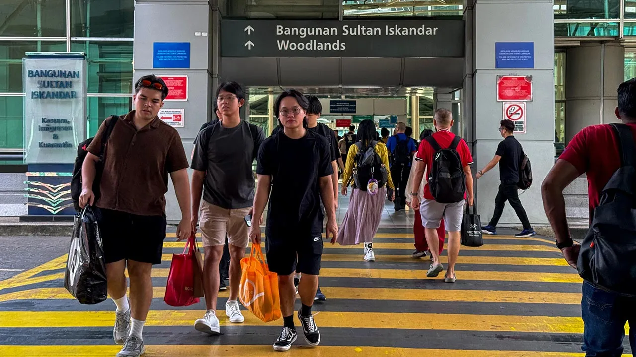JOHOR BAHRU, 20 Julai -- Suasana di Kompleks Kastam, Imigresen dan Kuarantin (CIQ) Bangunan Sultan Iskandar (BSI) pagi ini.  Tinjauan mendapati pergerakan keluar masuk di Kompleks Kastam, Imigresen dan Kuarantin (CIQ) Bangunan Sultan Iskandar (BSI) berjalan lancar.  Gangguan sistem pagar automatik (autogate) yang berlaku sejak Jumaat bagi laluan keluar masuk yang berlaku di CIQ dan Kompleks difahamkan telah pulih.  --fotoBERNAMA (2025) HAK CIPTA TERPELIHARA